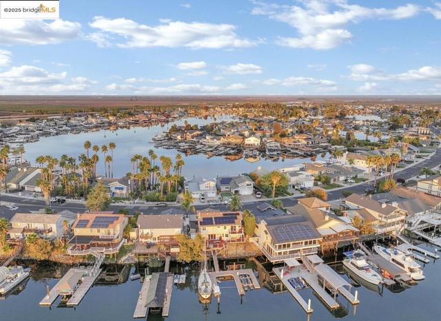 4930 Discovery Pt, Discovery Bay CA: https://media.crmls.org/mediaz/a14c1f64-7bd1-4cb3-9185-f66086efce31.jpg