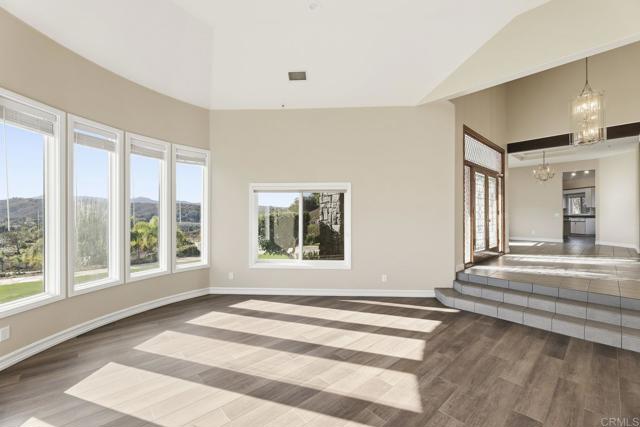 Detail Gallery Image 9 of 56 For 6802 Pakama Ln, Vista,  CA 92084 - 4 Beds | 4 Baths