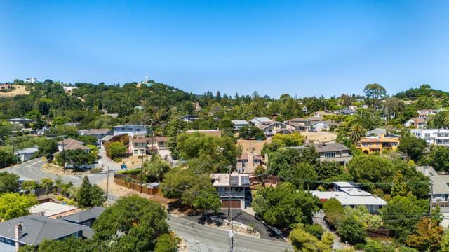 3996 Jefferson Avenue, Redwood City CA: https://media.crmls.org/mediaz/a14cedbb-3657-47db-9ff2-5dd35672fcc3.jpg