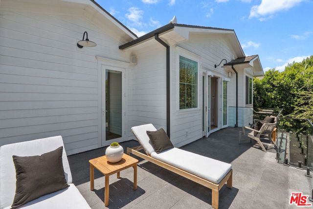 18057 Valley Vista Boulevard, Encino CA: https://media.crmls.org/mediaz/a14d72fb-2ec2-4bb9-8e91-f6ea2ceda4a4.jpg