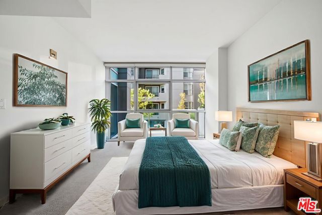 13700 Marina Pointe Drive, Marina del Rey CA: https://media.crmls.org/mediaz/a14d75e3-0ae6-4f9f-b1d9-3d3333ff3862.jpg