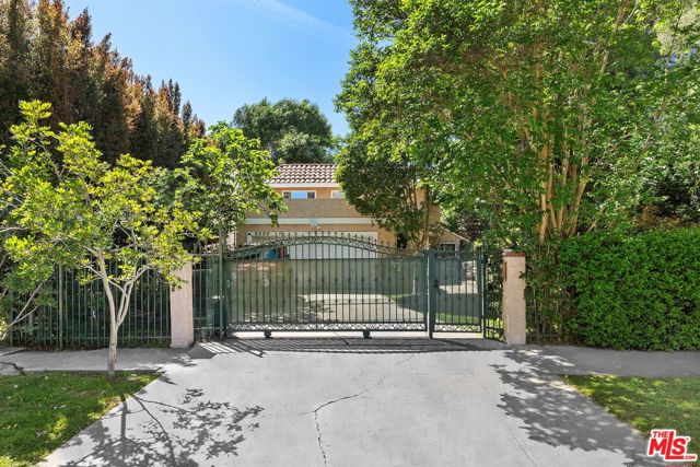 645 N Mc Cadden Place, Los Angeles CA: https://media.crmls.org/mediaz/a14d8c02-009a-4640-b598-26c1f16498ab.jpg