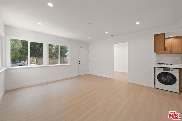 701 Oxford Avenue, Marina del Rey CA: https://media.crmls.org/mediaz/a14d8f56-4067-4c91-bd68-590ac510be4b.jpg