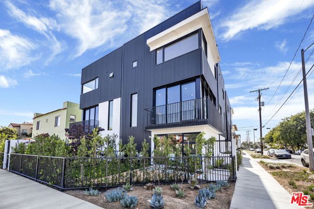 5868 Saturn Street, Los Angeles CA: https://media.crmls.org/mediaz/a14dc6fe-76cb-45bc-bdbe-c3c05ecfcca2.jpg