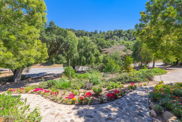 1585 Loma Drive, Ojai CA: https://media.crmls.org/mediaz/a14e22ea-e105-4aa4-9e04-894dc47e8fc3.jpg