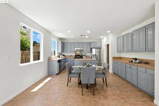 78 Vella Circle, Oakley CA: https://media.crmls.org/mediaz/a14e795f-30a4-4419-852c-fd05043ba213.jpg