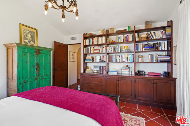 22800 Beckledge Terrace, Malibu CA: https://media.crmls.org/mediaz/a14e9af6-76b4-4958-918a-fa626847f75f.jpg