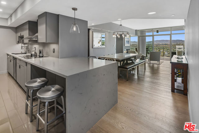 13700 Marina Pointe Drive, Marina del Rey CA: https://media.crmls.org/mediaz/a14f5f4d-340a-4e0a-9ae6-b4c7e3bca43d.jpg