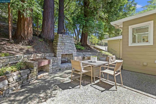1087 Rahara Dr, Lafayette CA: https://media.crmls.org/mediaz/a14f96f3-f376-4d70-acba-771fb8f6d268.jpg