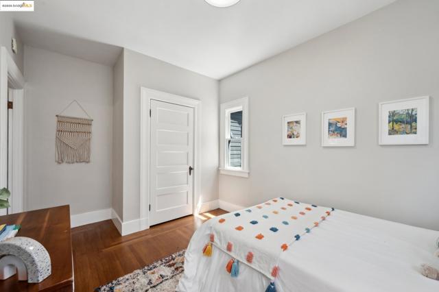 1042 Santa Clara Ave, Alameda CA: https://media.crmls.org/mediaz/a14fc8b9-b60f-4f50-b005-85a7d7118e51.jpg