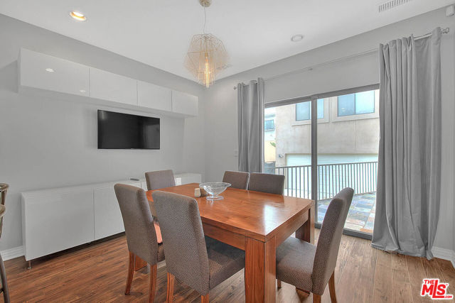1821 S Sycamore Avenue, Los Angeles CA: https://media.crmls.org/mediaz/a150b5b9-bd25-4512-bdbe-20d04f40aec7.jpg