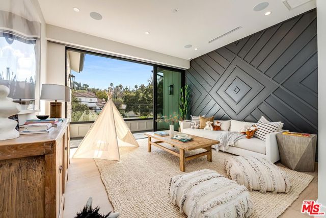 15907 Valley Vista Boulevard, Encino CA: https://media.crmls.org/mediaz/a151939b-59b1-4da6-b45c-0c8421cdc3f9.jpg