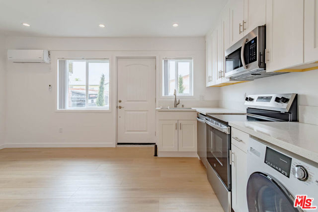 321 Lincoln Avenue, Glendale CA: https://media.crmls.org/mediaz/a151aa07-a828-48a5-858f-189a090d76b0.jpg
