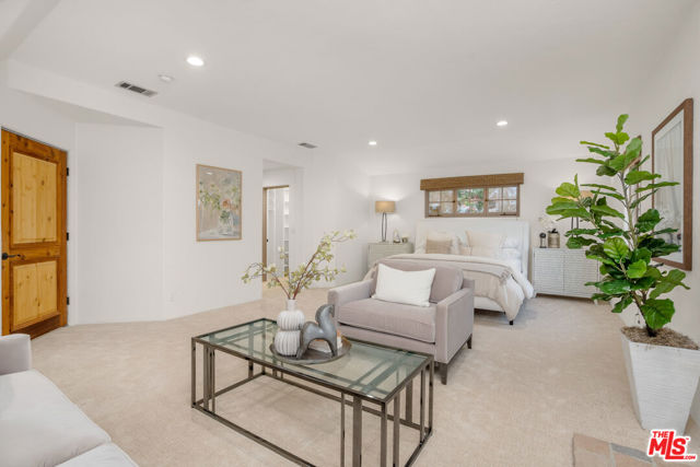 2917 N Poinsettia Avenue, Manhattan Beach CA: https://media.crmls.org/mediaz/a1533794-b251-4179-a38c-e1fb2bd7115b.jpg