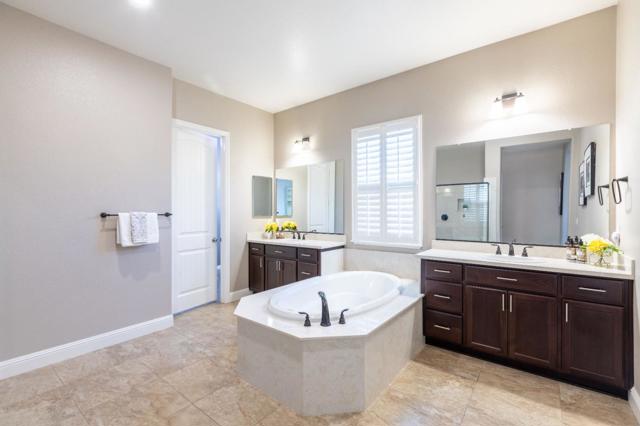 Image 21 of 88 For 493 Yelland Way