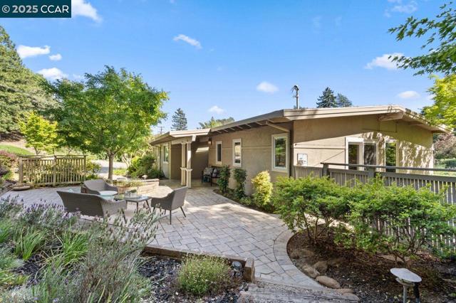 23 Lost Valley Dr, Orinda CA: https://media.crmls.org/mediaz/a1553155-3aa1-4668-8cb3-591d46964a8f.jpg