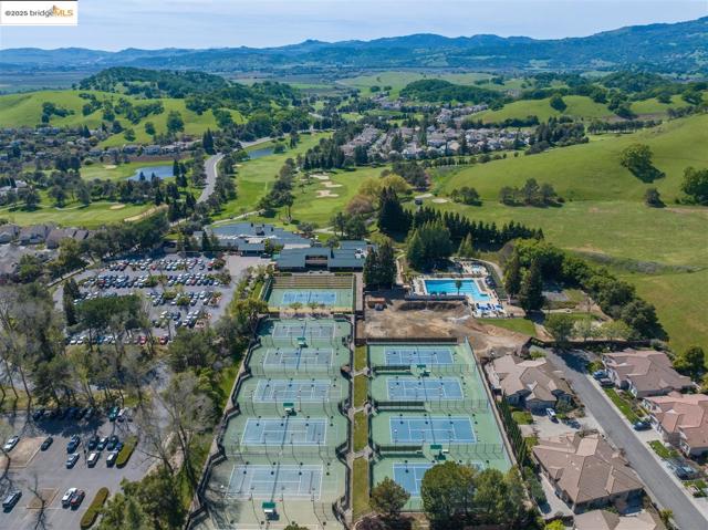 3266 Congressional Cir, Fairfield CA: https://media.crmls.org/mediaz/a155be0e-67ac-446a-bb38-d1fa664aa139.jpg