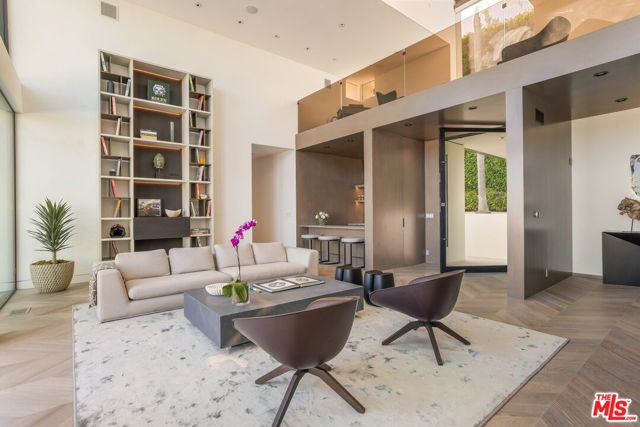 9405 Sierra Mar Place, Los Angeles CA: https://media.crmls.org/mediaz/a156552c-df43-4676-b916-10bdd035a9be.jpg