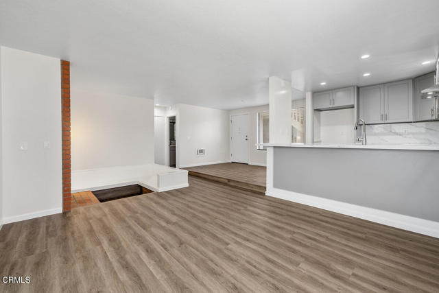 3107 Harbor Boulevard, Oxnard CA: https://media.crmls.org/mediaz/a15919b2-b4ef-4300-b1f7-39f8c3ff270c.jpg