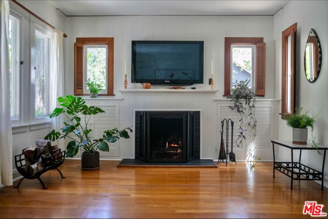 898 N Chester Avenue, Pasadena CA: https://media.crmls.org/mediaz/a159fe41-1e0e-4dea-a0e5-8c5859b88384.jpg