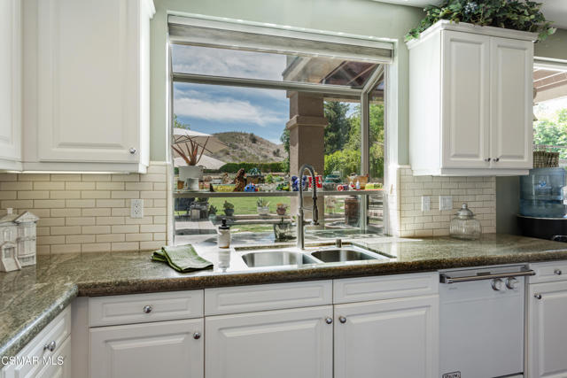 68 E Twisted Oak Drive, Simi Valley CA: https://media.crmls.org/mediaz/a15a0a72-e6c0-4c7e-8b3d-5a9e4ee732e1.jpg