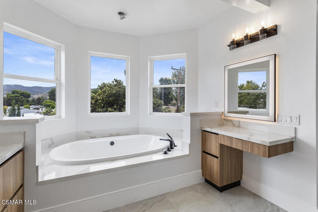 295 Toyon Court, Thousand Oaks CA: https://media.crmls.org/mediaz/a15a514f-f020-4fab-b9db-34bde0e2f421.jpg