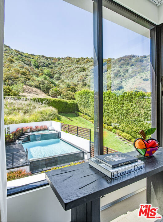 9852 San Circle, Beverly Hills CA: https://media.crmls.org/mediaz/a15af577-3bbd-444f-bf22-999d301b1d9d.jpg
