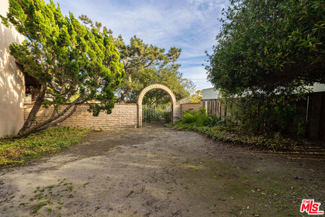 343 Santa Helena, Solana Beach CA: https://media.crmls.org/mediaz/a15b0801-3b1c-4cc6-bc9e-1810ed1b0fb4.jpg