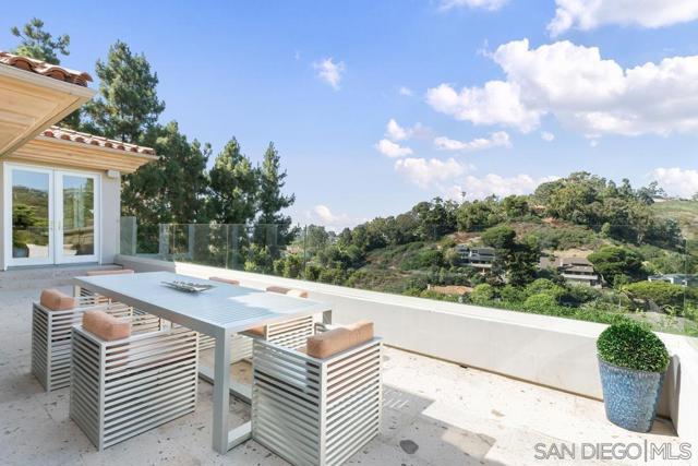 6617 Muirlands Dr, La Jolla CA: https://media.crmls.org/mediaz/a15c8ae5-2979-4915-8b4b-f03d5e32656d.jpg