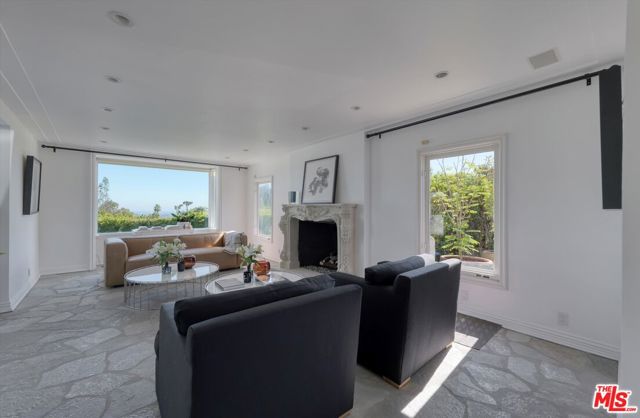 1300 Summitridge Drive, Beverly Hills CA: https://media.crmls.org/mediaz/a15d3e3f-b5cf-449f-a1f2-f5fc736a1099.jpg