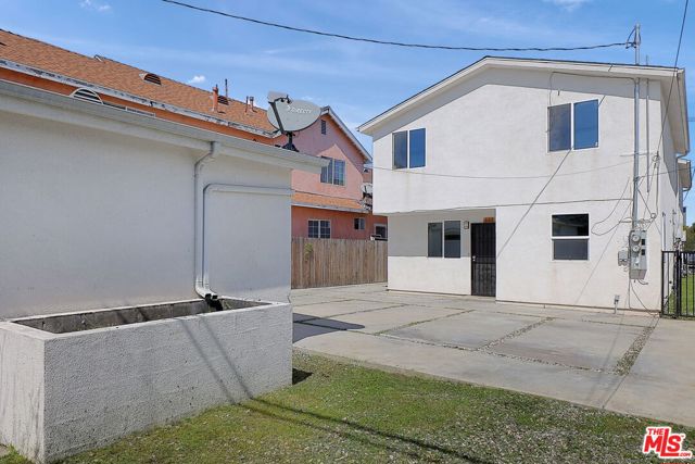 320 E 55th Street, Los Angeles CA: https://media.crmls.org/mediaz/a15db976-9ee0-4876-8e73-1944547af8ef.jpg