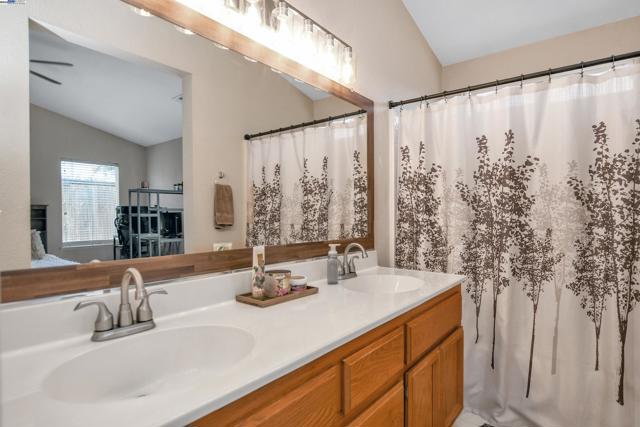 1218 Fetzer Ln, Oakley CA: https://media.crmls.org/mediaz/a15df6f0-4734-4156-80a0-a15349910268.jpg