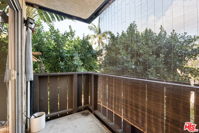 14990 Victory Boulevard, Van Nuys CA: https://media.crmls.org/mediaz/a160af26-f94d-4a5b-aeab-dc2c3ed453d2.jpg