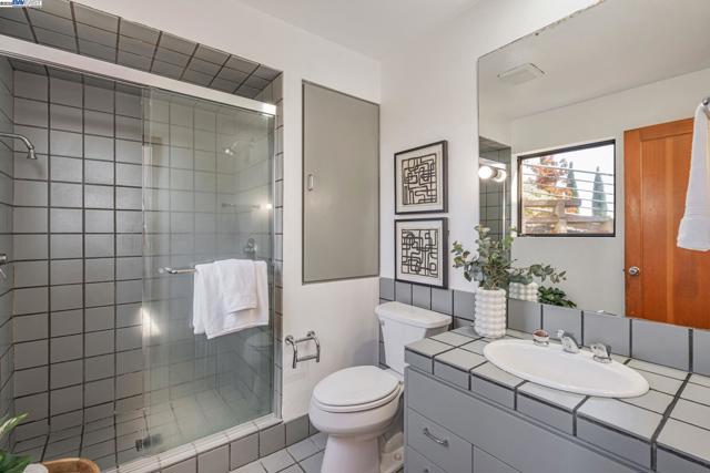 1522 Grand View Drive, Berkeley CA: https://media.crmls.org/mediaz/a1612738-707f-4100-be61-a6174f67becb.jpg