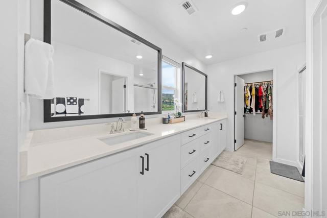 35052 Hacienda Heights, Fallbrook CA: https://media.crmls.org/mediaz/a1615b71-ece8-4a09-99b3-b451359e1881.jpg