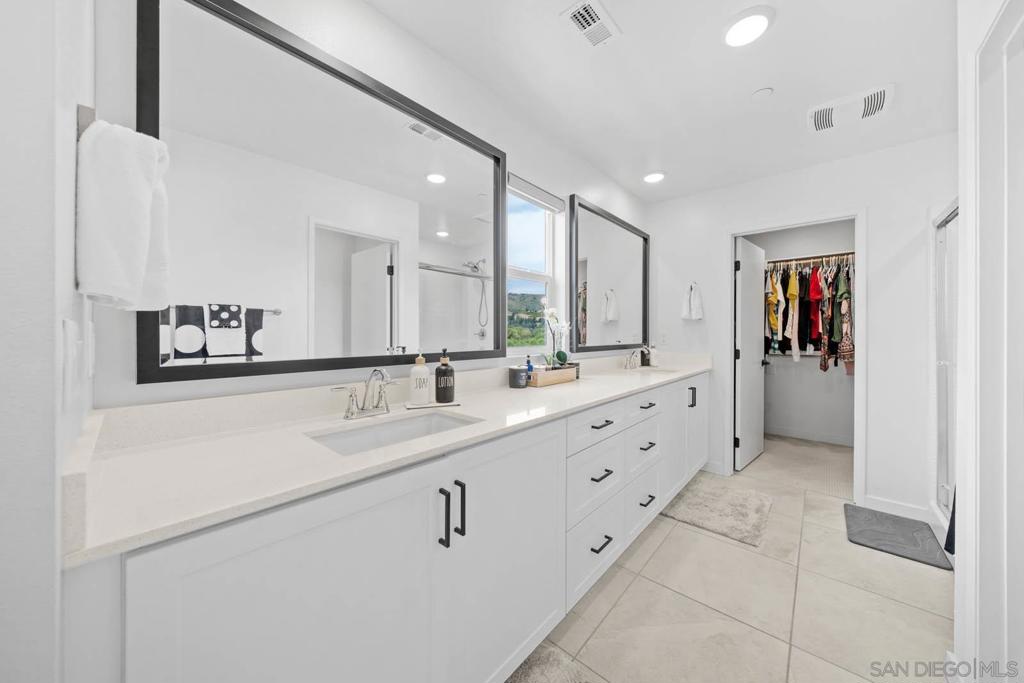 MLS #250029425SD img 24