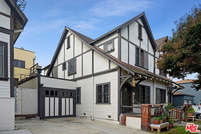 5076 Lemon Grove Avenue, Los Angeles CA: https://media.crmls.org/mediaz/a1622350-08da-4646-b06d-caa18ba0b2af.jpg