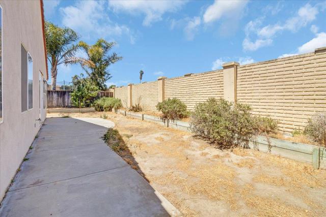 1233 Greenleaf Loop, Greenfield CA: https://media.crmls.org/mediaz/a162adba-7267-4c7c-ae1b-a5a667719812.jpg