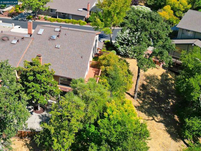 1084 Southdown Court, Walnut Creek CA: https://media.crmls.org/mediaz/a16384dc-24e4-42ca-8ff2-c96de89ca793.jpg