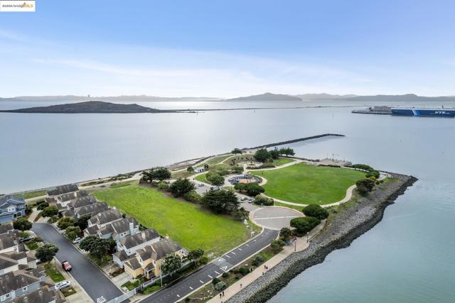 102 Waterview Dr, Richmond CA: https://media.crmls.org/mediaz/a1638d93-22c2-42cf-a00a-ac1c83461f0c.jpg