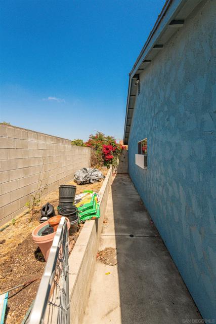 2701 Harriet St, Oceanside CA: https://media.crmls.org/mediaz/a16436f8-9e25-4996-b930-1741d2e3aba4.jpg