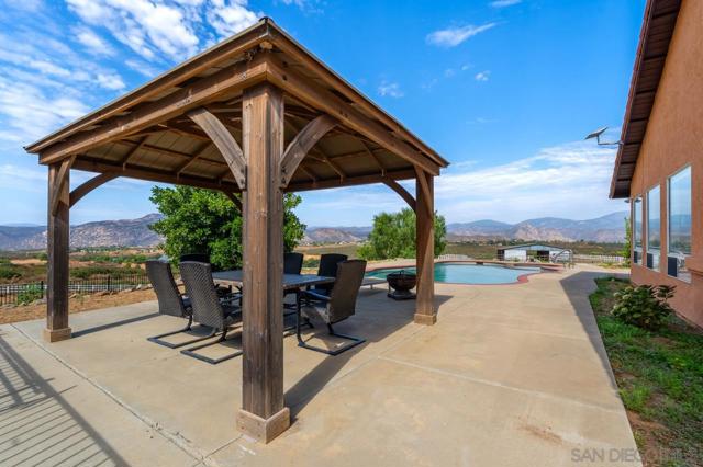 15091 Chemise Creek Rd, Ramona CA: https://media.crmls.org/mediaz/a1646da4-de08-49fc-90dd-1e2d5aa411df.jpg