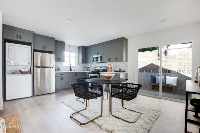 14322 W Collins Street, Sherman Oaks CA: https://media.crmls.org/mediaz/a1646fac-7d46-4207-aed8-c85d83f94dae.jpg
