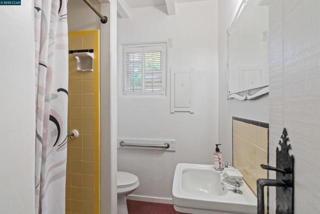 2339 Tice Valley Blvd, Walnut Creek CA: https://media.crmls.org/mediaz/a1647c1a-1799-4d41-b96d-c651d11c69ec.jpg