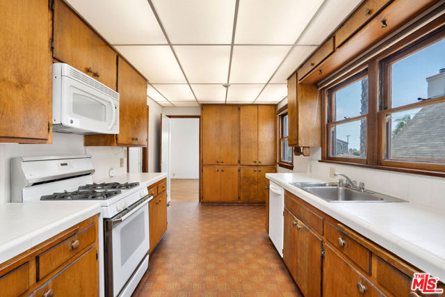 1119 Maple Street, Santa Monica CA: https://media.crmls.org/mediaz/a1659dba-99c8-4e44-ae94-c3301b164c72.jpg