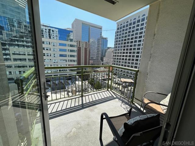 1240 India St, San Diego CA: https://media.crmls.org/mediaz/a1663eb1-ca00-4949-8a9e-ed2284376bae.jpg