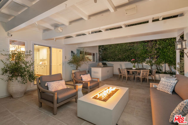 31658 Broad Beach Road, Malibu CA: https://media.crmls.org/mediaz/a16642a5-e4fa-4e89-8b81-183abce25163.jpg