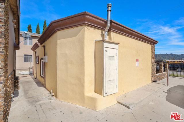 Image 10 of 27 For 11329 Sherman Way