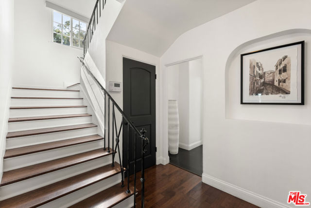 6475 San Marco Circle, Los Angeles CA: https://media.crmls.org/mediaz/a16733ec-fc3f-485f-8cf6-1b3fcb7137ba.jpg