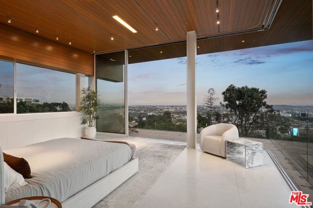 1430 Sunset Plaza Drive, Los Angeles CA: https://media.crmls.org/mediaz/a16798e3-5a51-483d-9bf1-a6c660e56e01.jpg